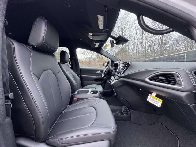 2026 Chrysler Pacifica Select AWD