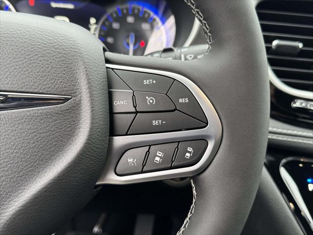 2026 Chrysler Pacifica Select AWD