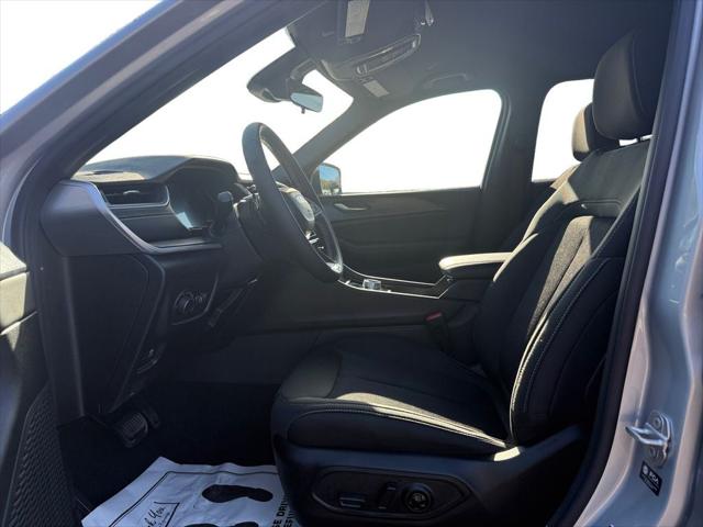2025 Jeep Grand Cherokee Laredo 4x2