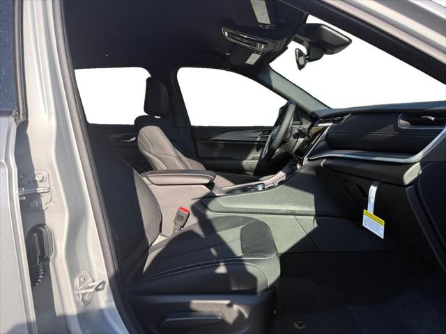 2025 Jeep Grand Cherokee Laredo 4x2