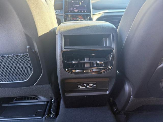 2025 Jeep Grand Cherokee Laredo 4x2