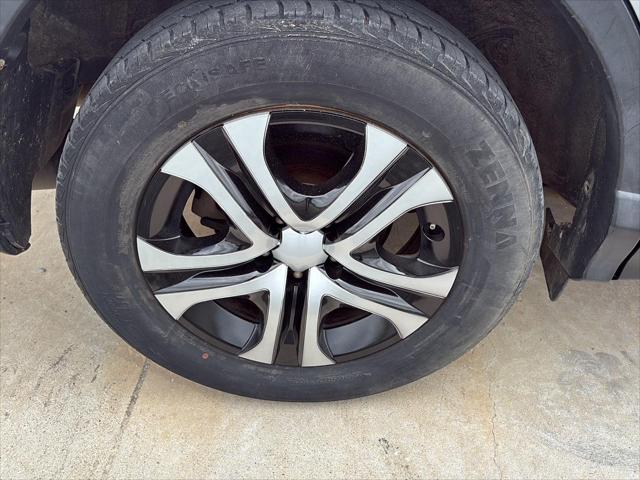 2017 Toyota RAV4 LE - Photo 5