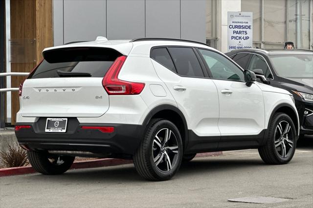 2026 Volvo XC40 Core, B4 FWD Gas (mild hybrid), Dark