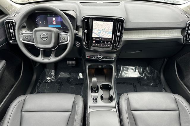 2026 Volvo XC40 Core, B4 FWD Gas (mild hybrid), Dark