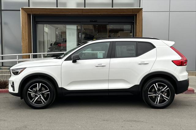 2026 Volvo XC40 Core, B4 FWD Gas (mild hybrid), Dark