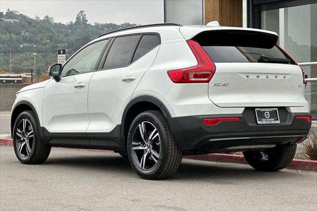 2026 Volvo XC40 Core, B4 FWD Gas (mild hybrid), Dark