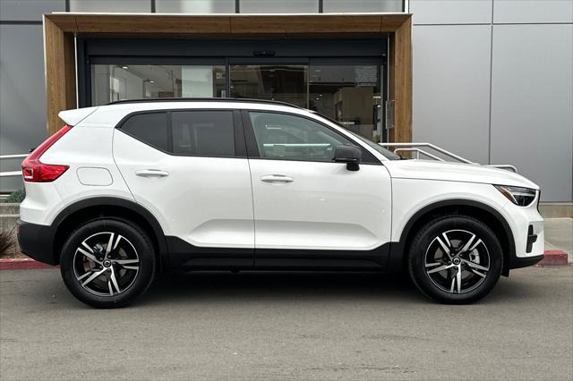 2026 Volvo XC40 Core, B4 FWD Gas (mild hybrid), Dark