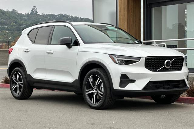 2026 Volvo XC40 Core, B4 FWD Gas (mild hybrid), Dark