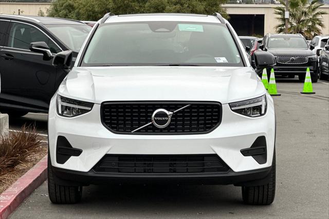 2026 Volvo XC40 Core, B4 FWD Gas (mild hybrid), Dark