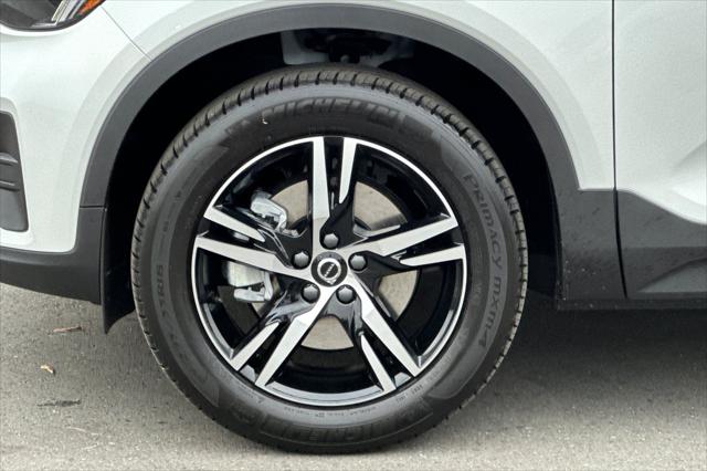 2026 Volvo XC40 Core, B4 FWD Gas (mild hybrid), Dark