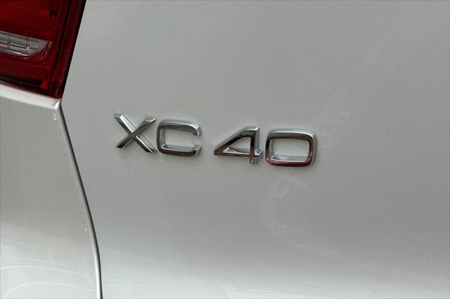 2026 Volvo XC40 Core, B4 FWD Gas (mild hybrid), Dark