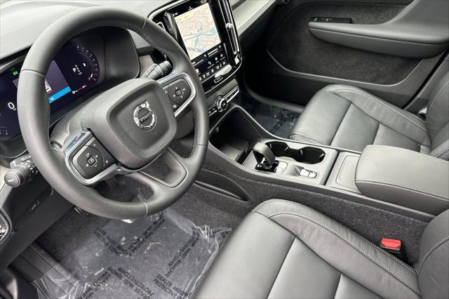 2026 Volvo XC40 Core, B4 FWD Gas (mild hybrid), Dark