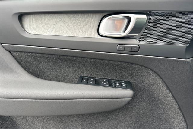 2026 Volvo XC40 Core, B4 FWD Gas (mild hybrid), Dark