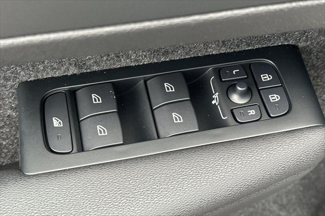 2026 Volvo XC40 Core, B4 FWD Gas (mild hybrid), Dark