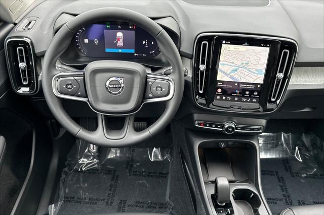 2026 Volvo XC40 Core, B4 FWD Gas (mild hybrid), Dark