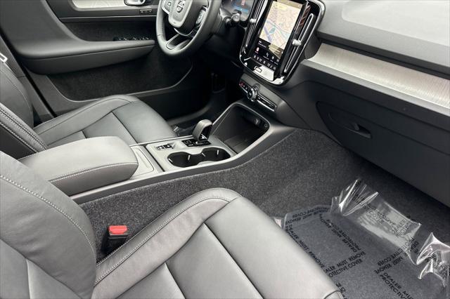 2026 Volvo XC40 Core, B4 FWD Gas (mild hybrid), Dark