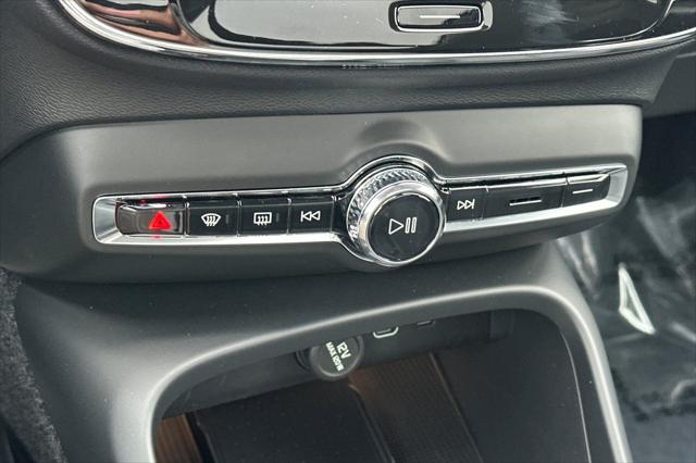 2026 Volvo XC40 Core, B4 FWD Gas (mild hybrid), Dark