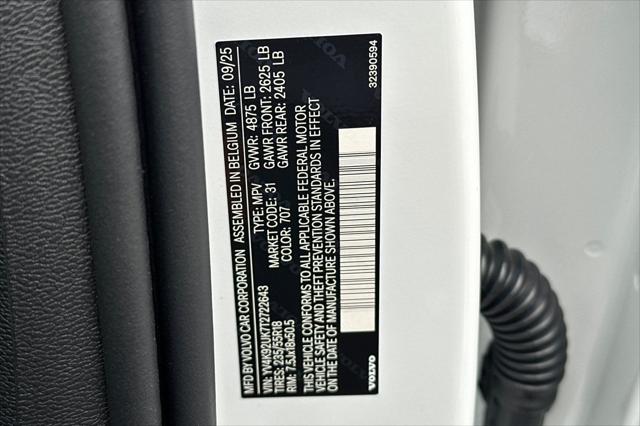2026 Volvo XC40 Core, B4 FWD Gas (mild hybrid), Dark