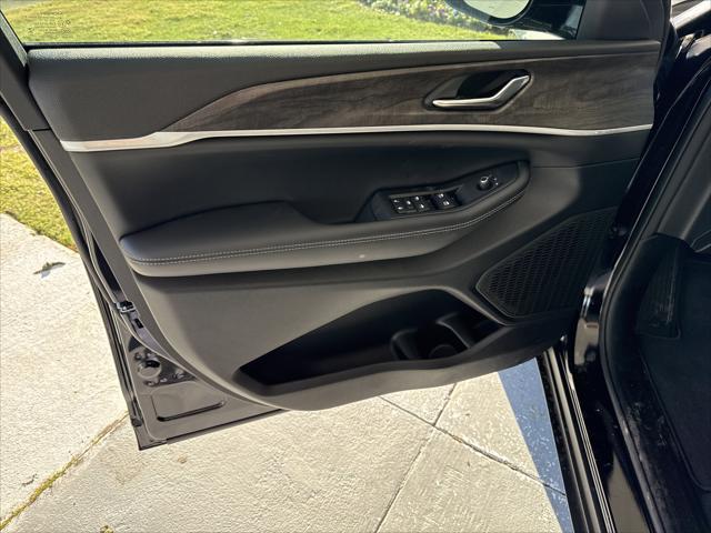 2026 Jeep Grand Cherokee Altitude 4x2