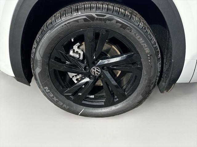 2026 Volkswagen Atlas Cross Sport SEL R-Line Black