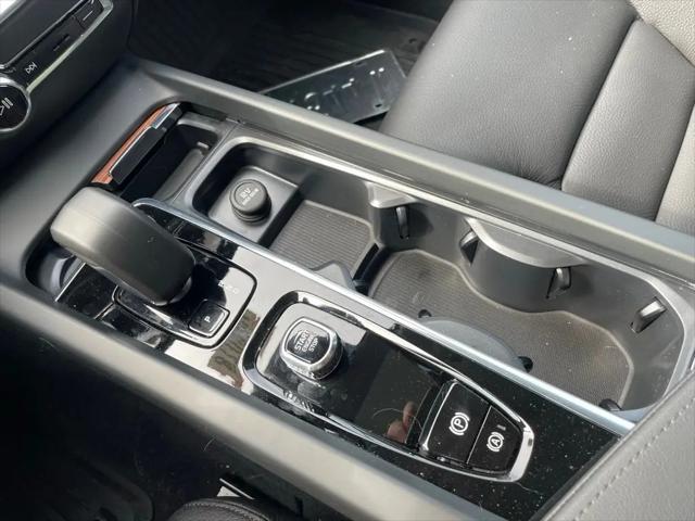 2026 Volvo V60 Cross Country Plus, B5 AWD Gas (mild hybrid)