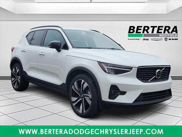2025 Volvo XC40 B5 Plus Dark Theme