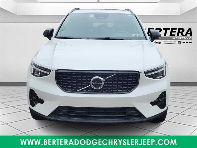 2025 Volvo XC40 B5 Plus Dark Theme