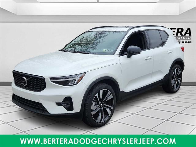 2025 Volvo XC40 B5 Plus Dark Theme