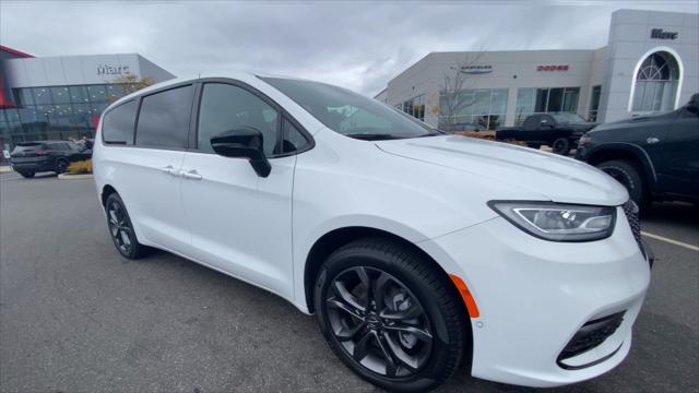 2026 Chrysler Pacifica Select AWD