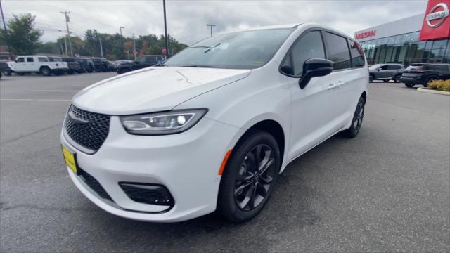 2026 Chrysler Pacifica Select AWD
