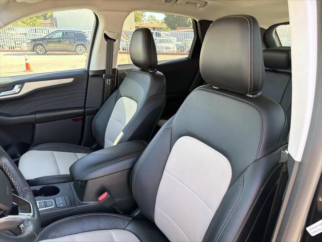 2022 Ford Escape Titanium Hybrid