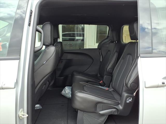 2026 Chrysler Pacifica Select AWD
