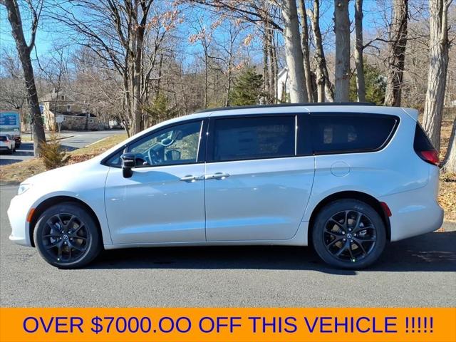 2026 Chrysler Pacifica Select AWD