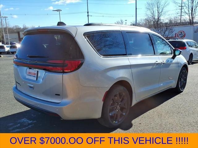 2026 Chrysler Pacifica Select AWD