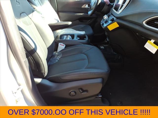 2026 Chrysler Pacifica Select AWD