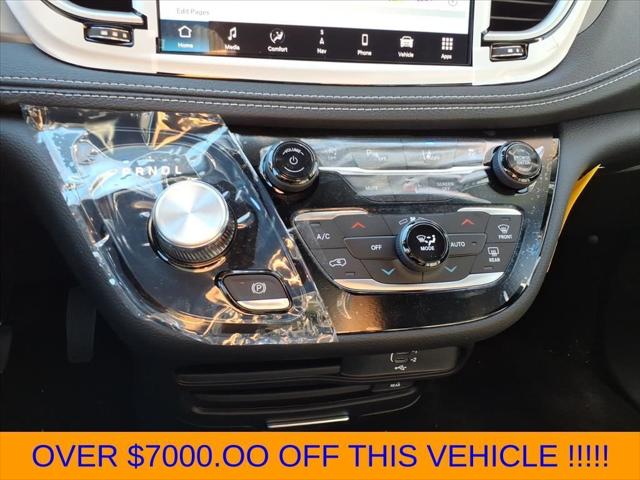2026 Chrysler Pacifica Select AWD