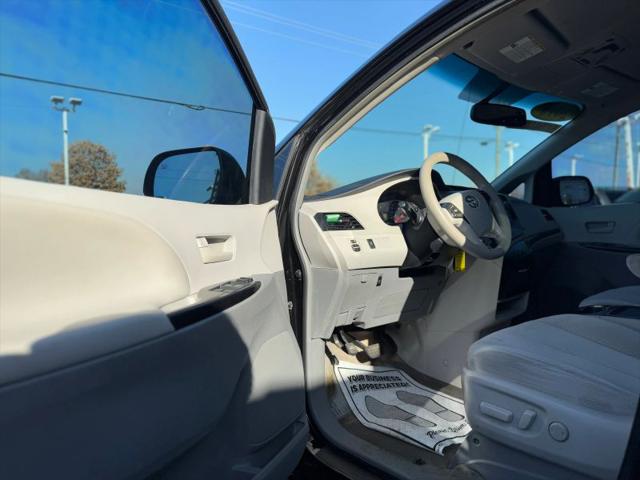 2013 Toyota Sienna LE V6 8 Passenger