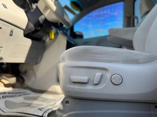 2013 Toyota Sienna LE V6 8 Passenger