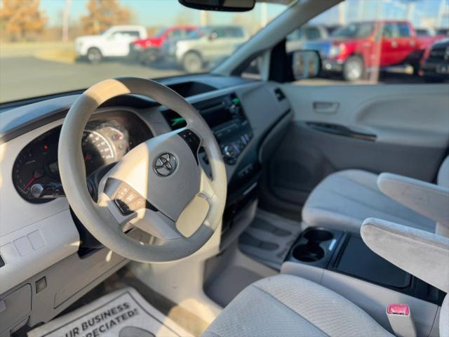 2013 Toyota Sienna LE V6 8 Passenger