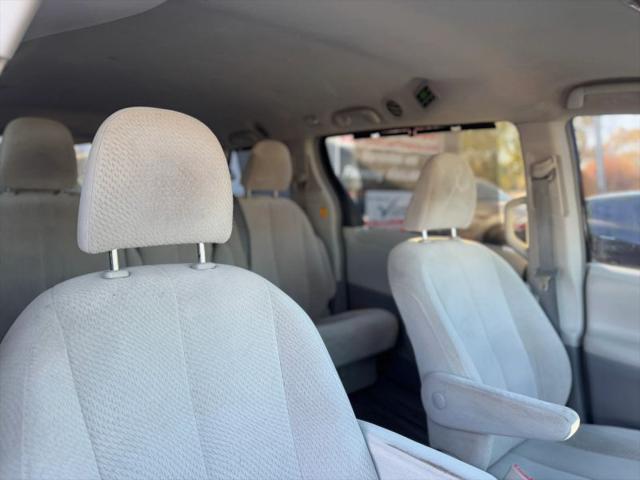 2013 Toyota Sienna LE V6 8 Passenger