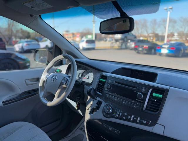 2013 Toyota Sienna LE V6 8 Passenger