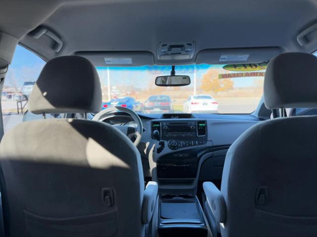 2013 Toyota Sienna LE V6 8 Passenger