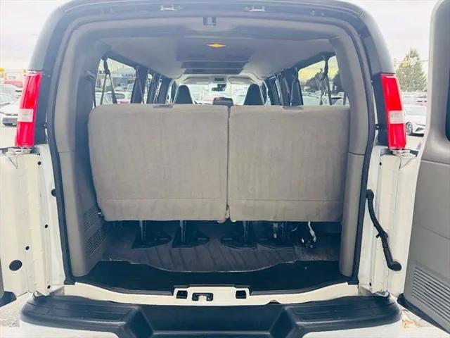 2025 GMC Savana Passenger RWD 3500 Extended Wheelbase LT