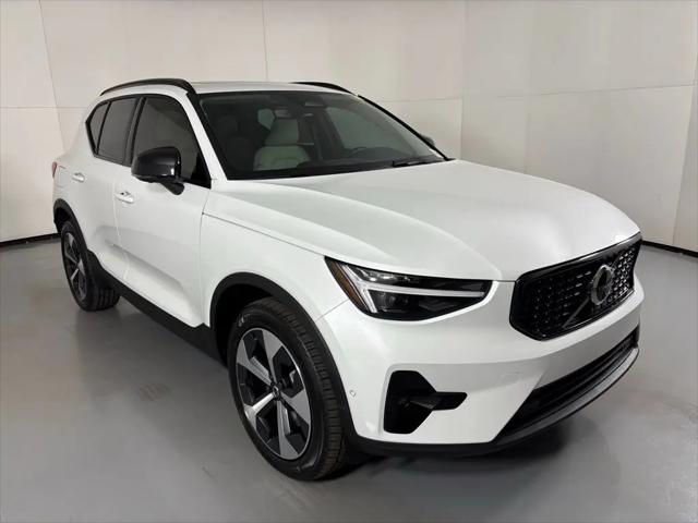 2026 Volvo XC40 Plus, B5 AWD Gas (mild hybrid), Dark