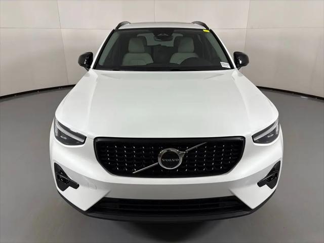 2026 Volvo XC40 Plus, B5 AWD Gas (mild hybrid), Dark