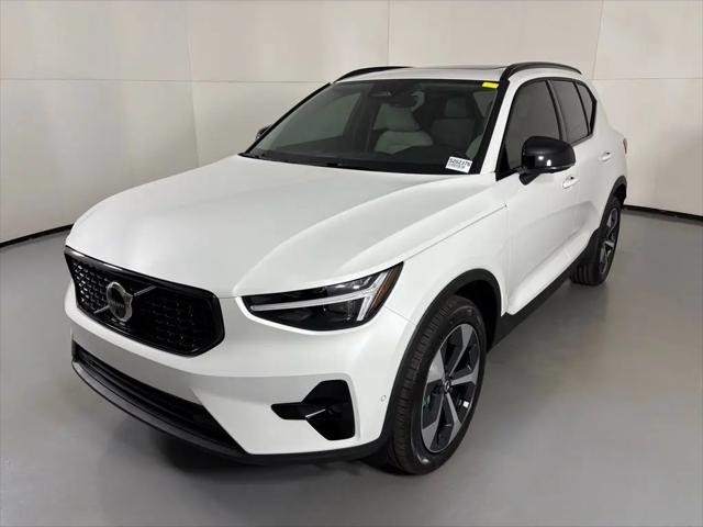 2026 Volvo XC40 Plus, B5 AWD Gas (mild hybrid), Dark