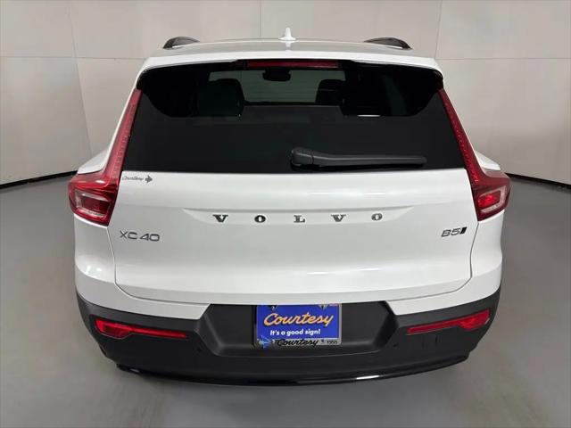 2026 Volvo XC40 Plus, B5 AWD Gas (mild hybrid), Dark