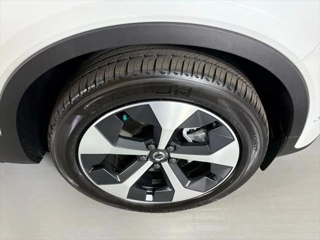 2026 Volvo XC40 Plus, B5 AWD Gas (mild hybrid), Dark