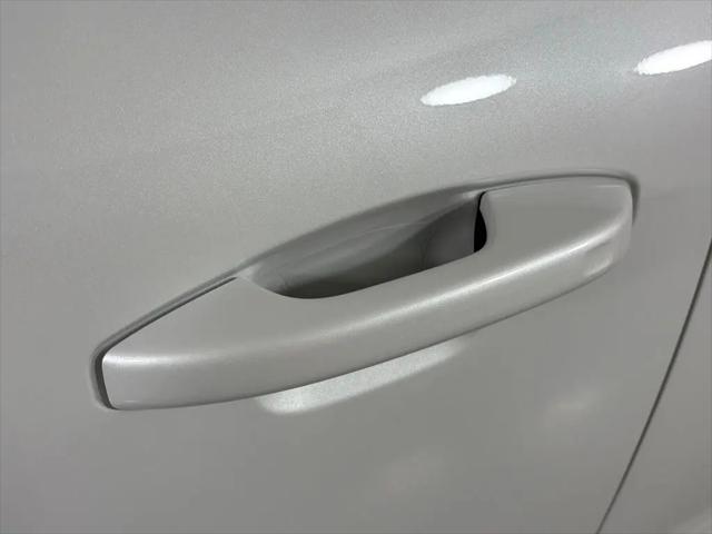 2026 Volvo XC40 Plus, B5 AWD Gas (mild hybrid), Dark