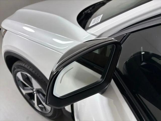2026 Volvo XC40 Plus, B5 AWD Gas (mild hybrid), Dark